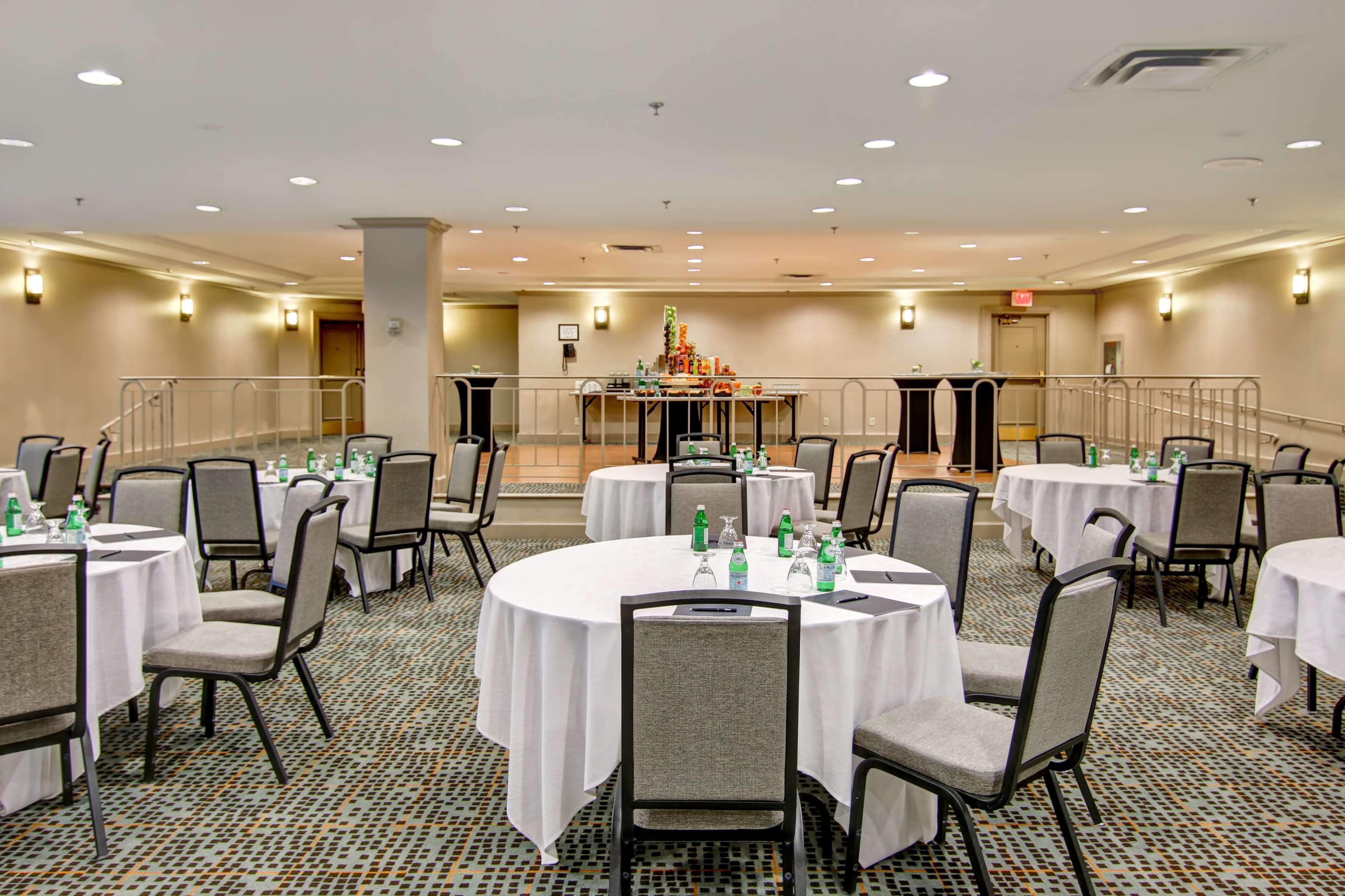 Отель Hilton Mississauga/Meadowvale Экстерьер фото