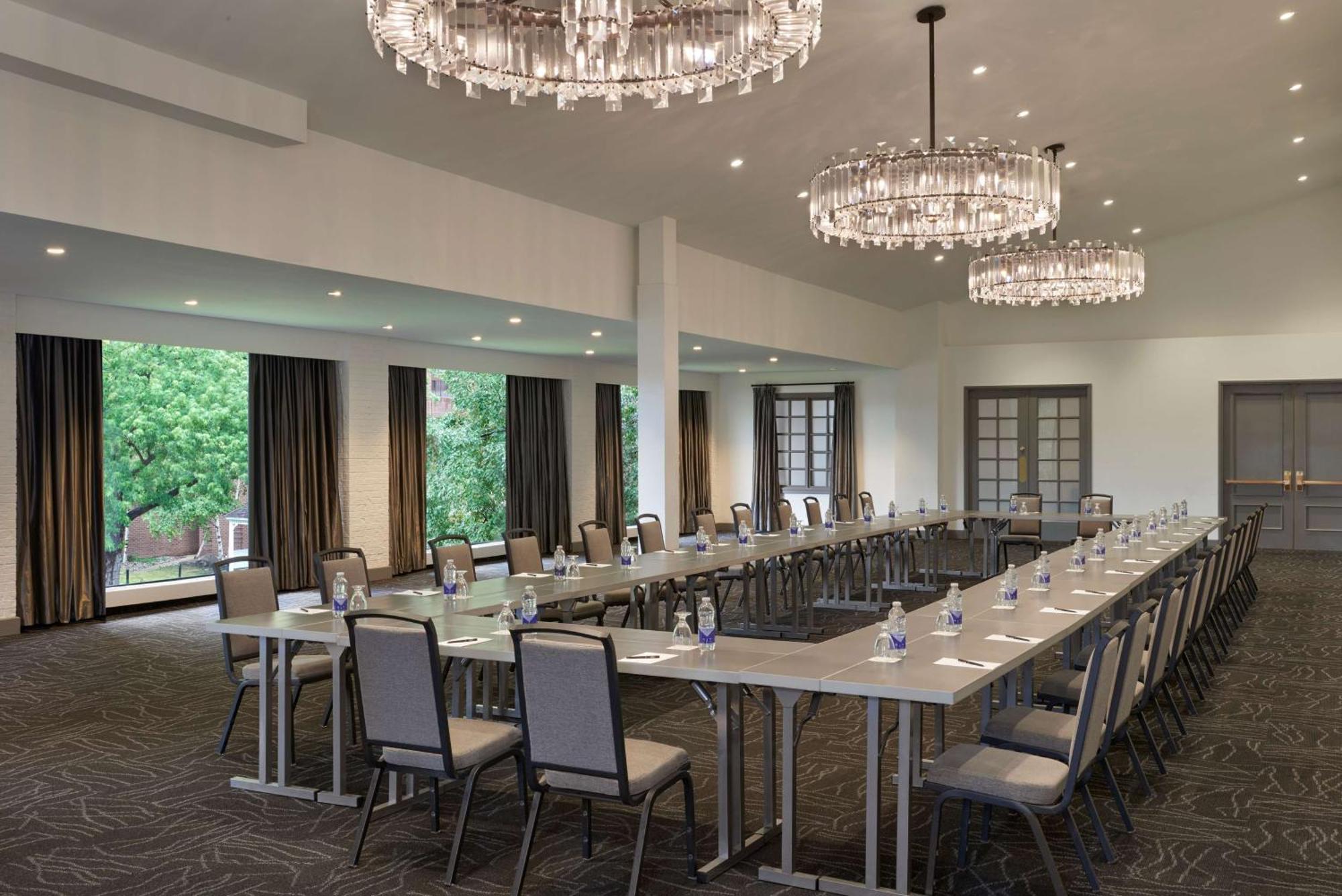 Отель Hilton Mississauga/Meadowvale Экстерьер фото