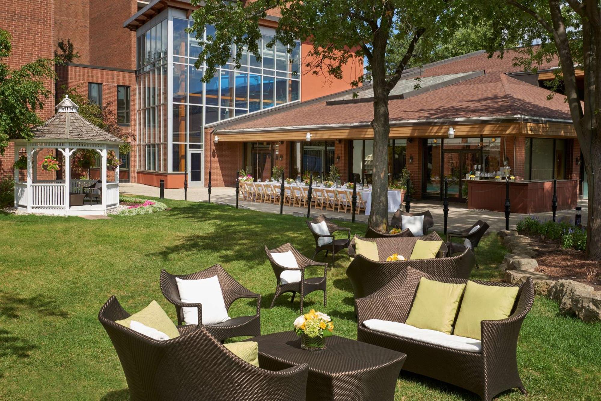 Отель Hilton Mississauga/Meadowvale Экстерьер фото